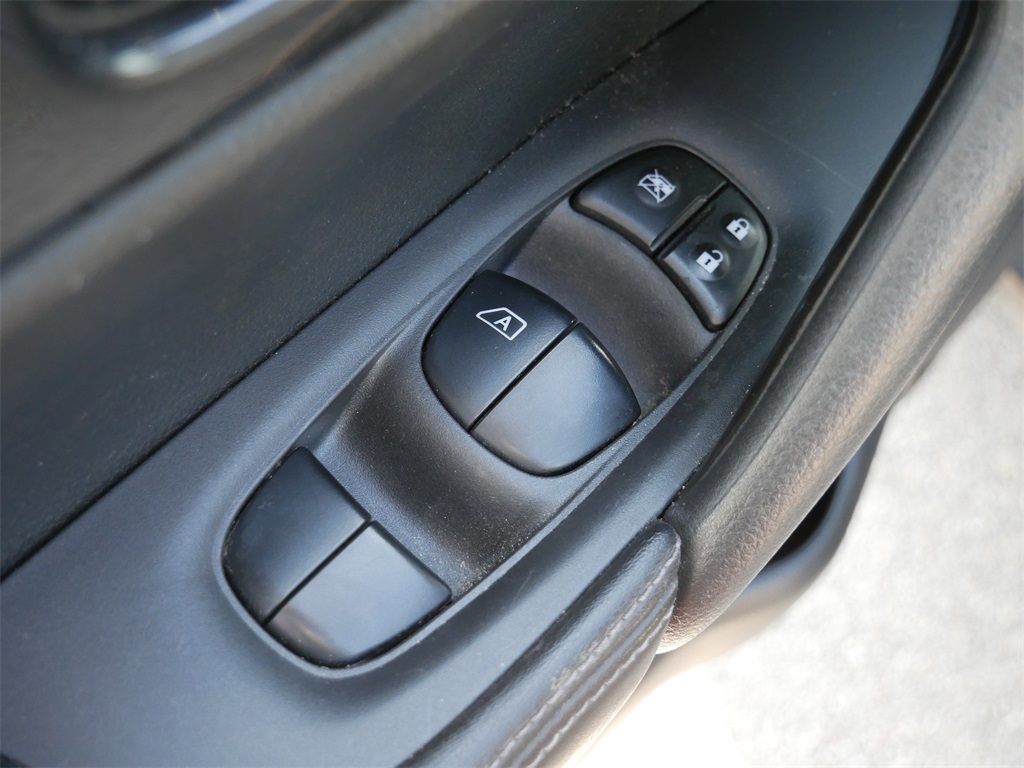 2017 Nissan Rogue SV photo 19