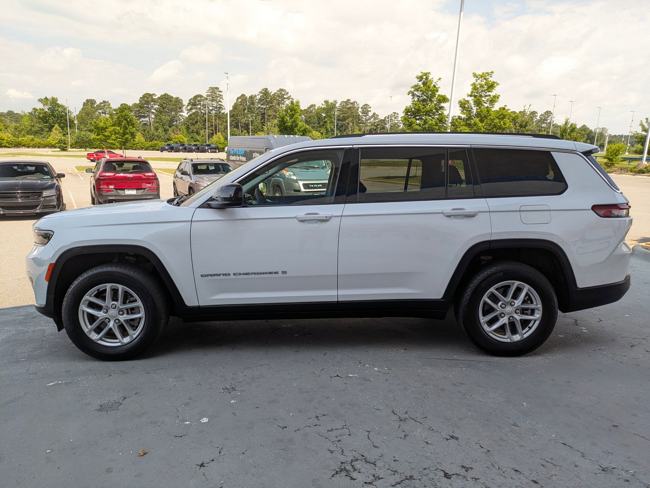 2023 Jeep Grand Cherokee Laredo photo 4