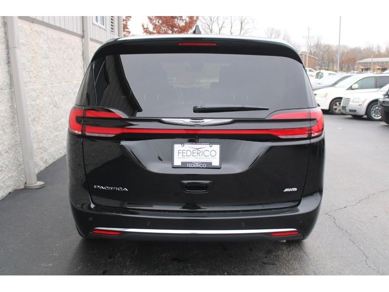2026 Chrysler Pacifica photo 4