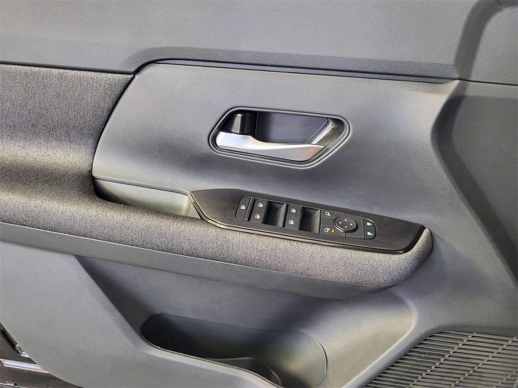2025 Nissan Kicks SV photo 6