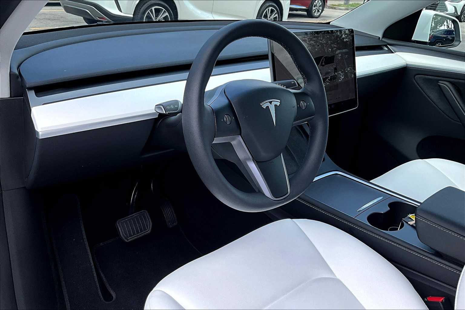2024 Tesla Model Y Long Range photo 16
