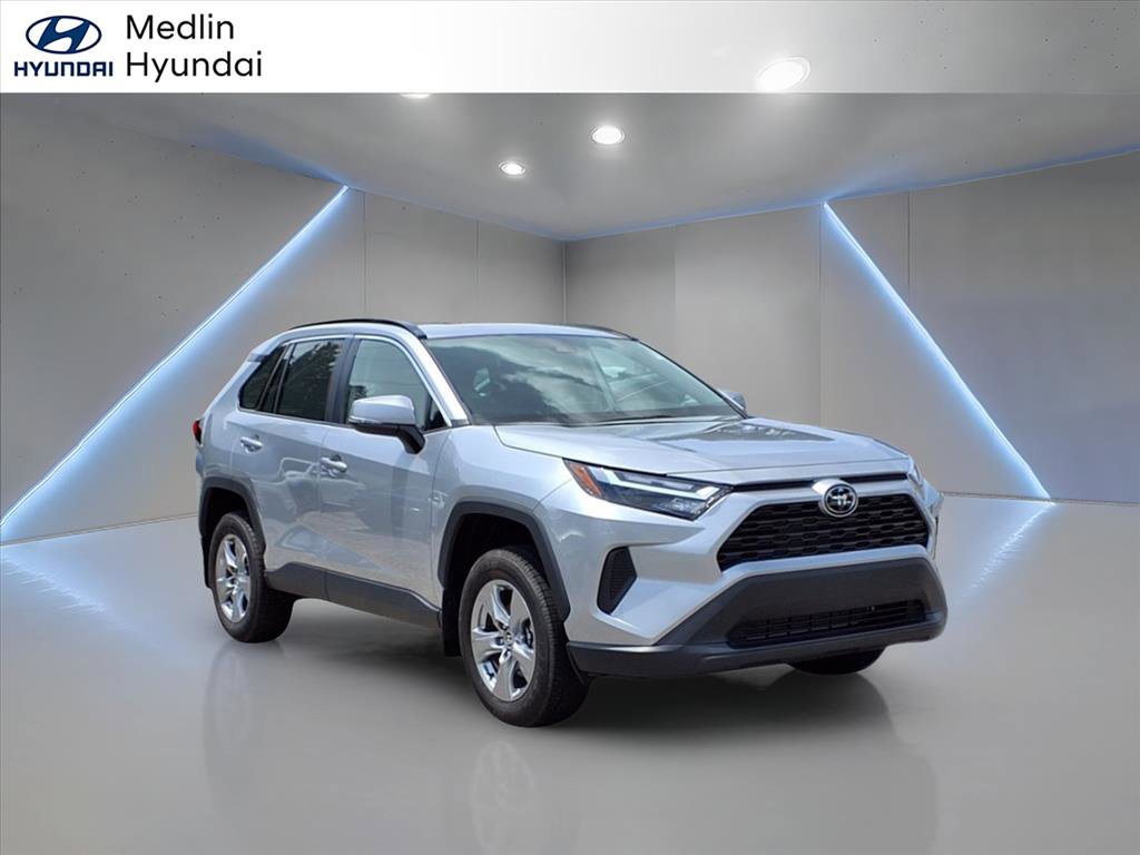 2024 Toyota RAV4 XLE's photo