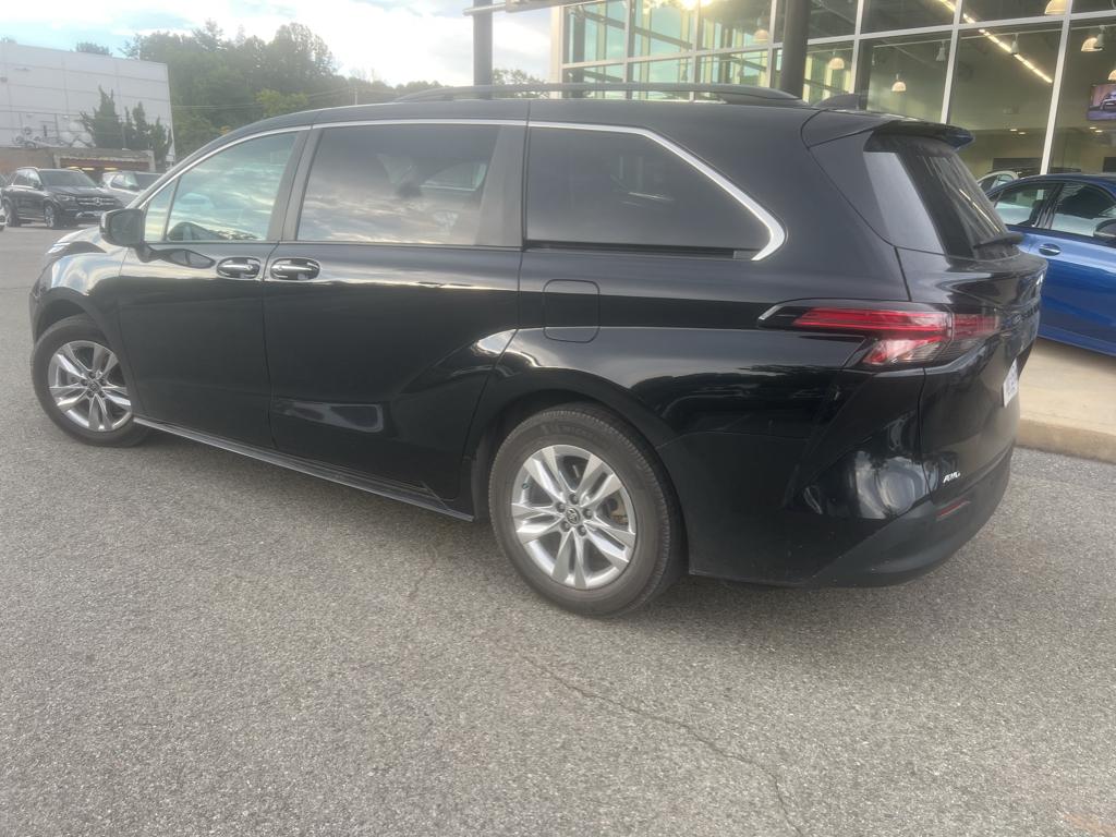 2022 Toyota Sienna XLE photo 3
