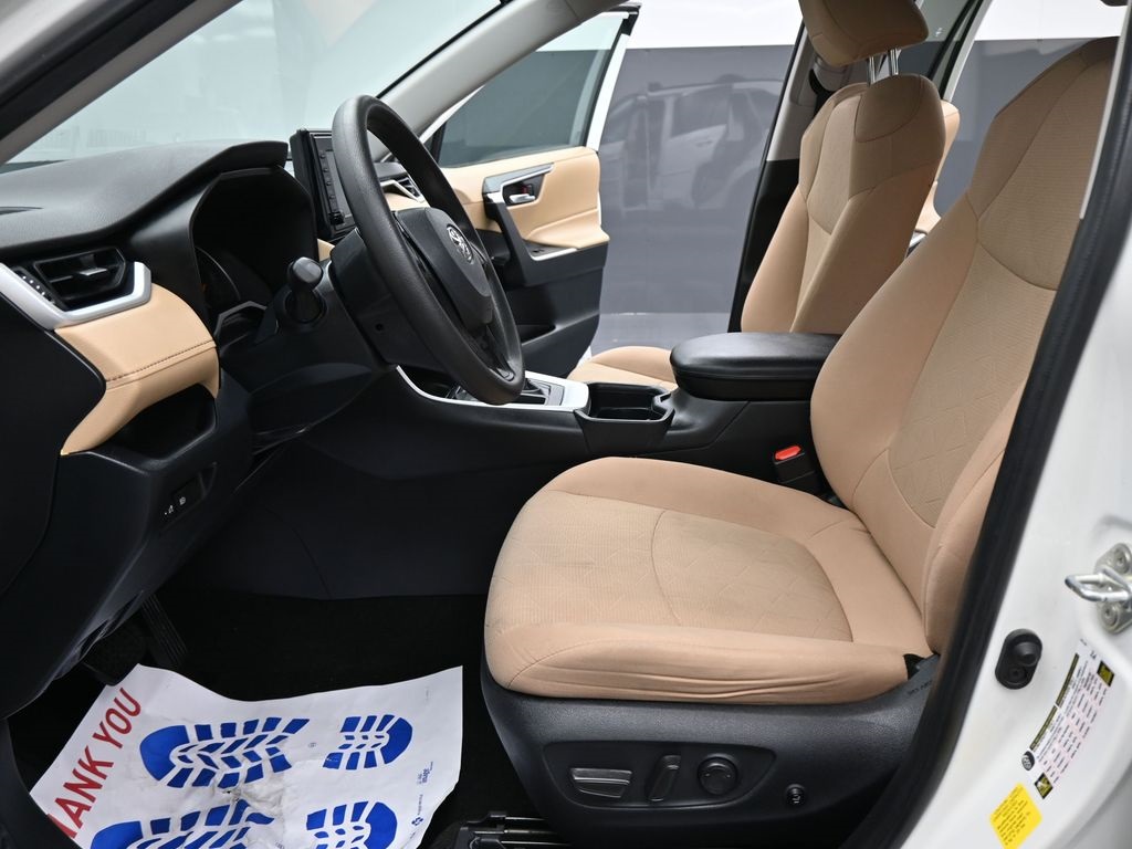 2020 Toyota RAV4 XLE photo 3