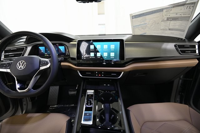 2025 Volkswagen Atlas Cross Sport SE Technology photo 2