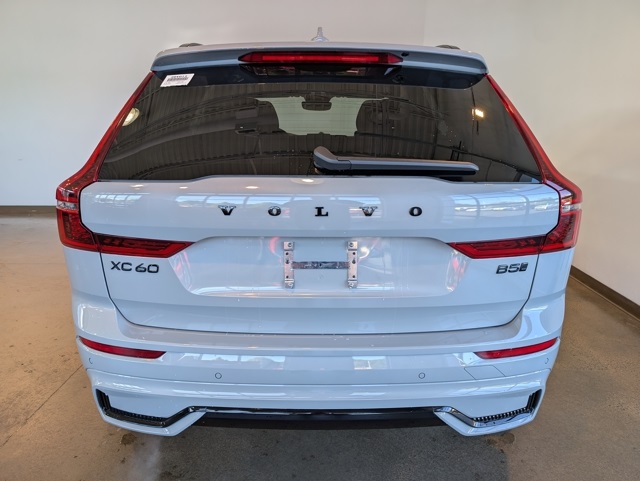2026 Volvo XC60 B5 Black Edition photo 4