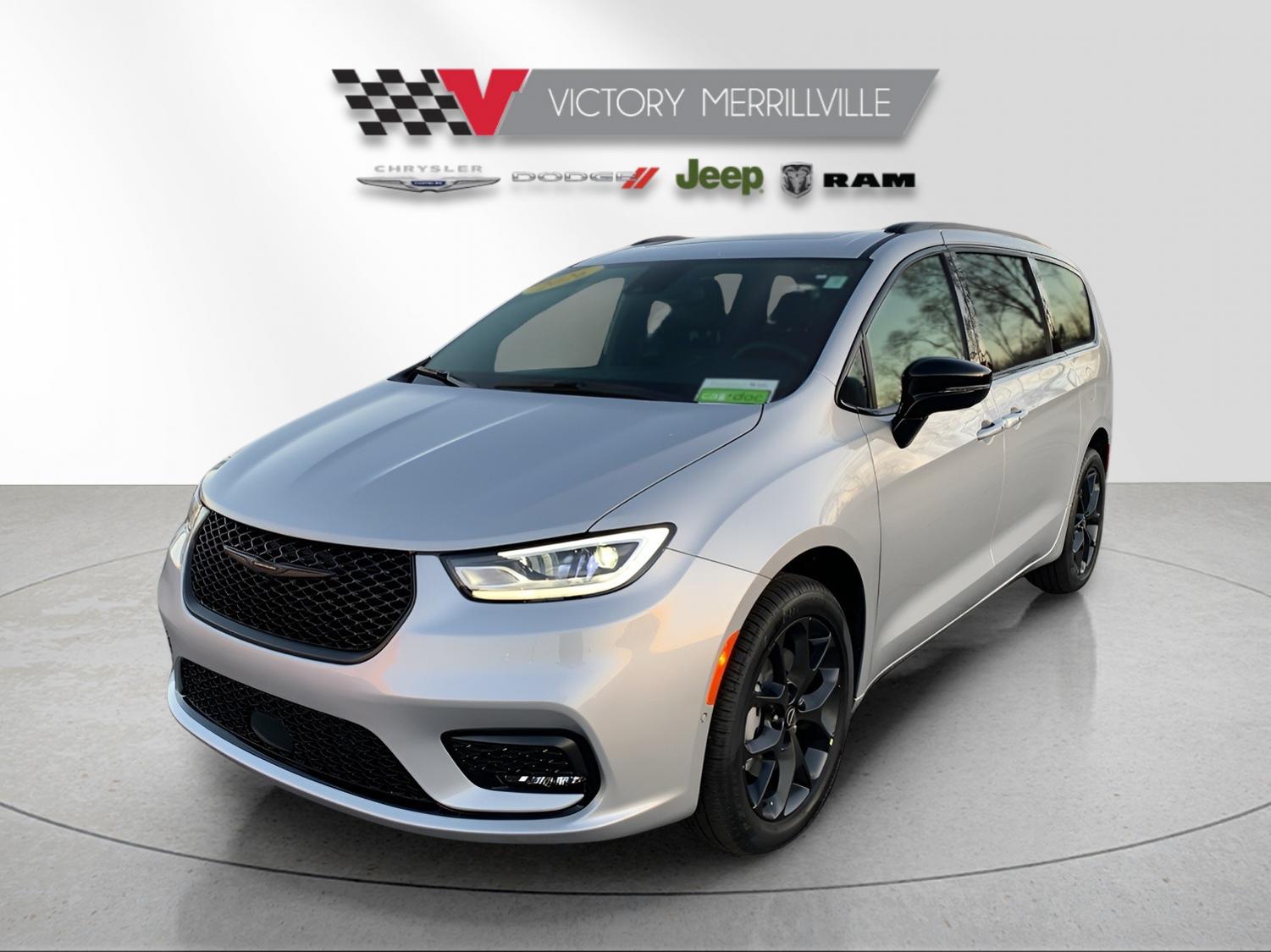 2026 Chrysler Pacifica Select's photo