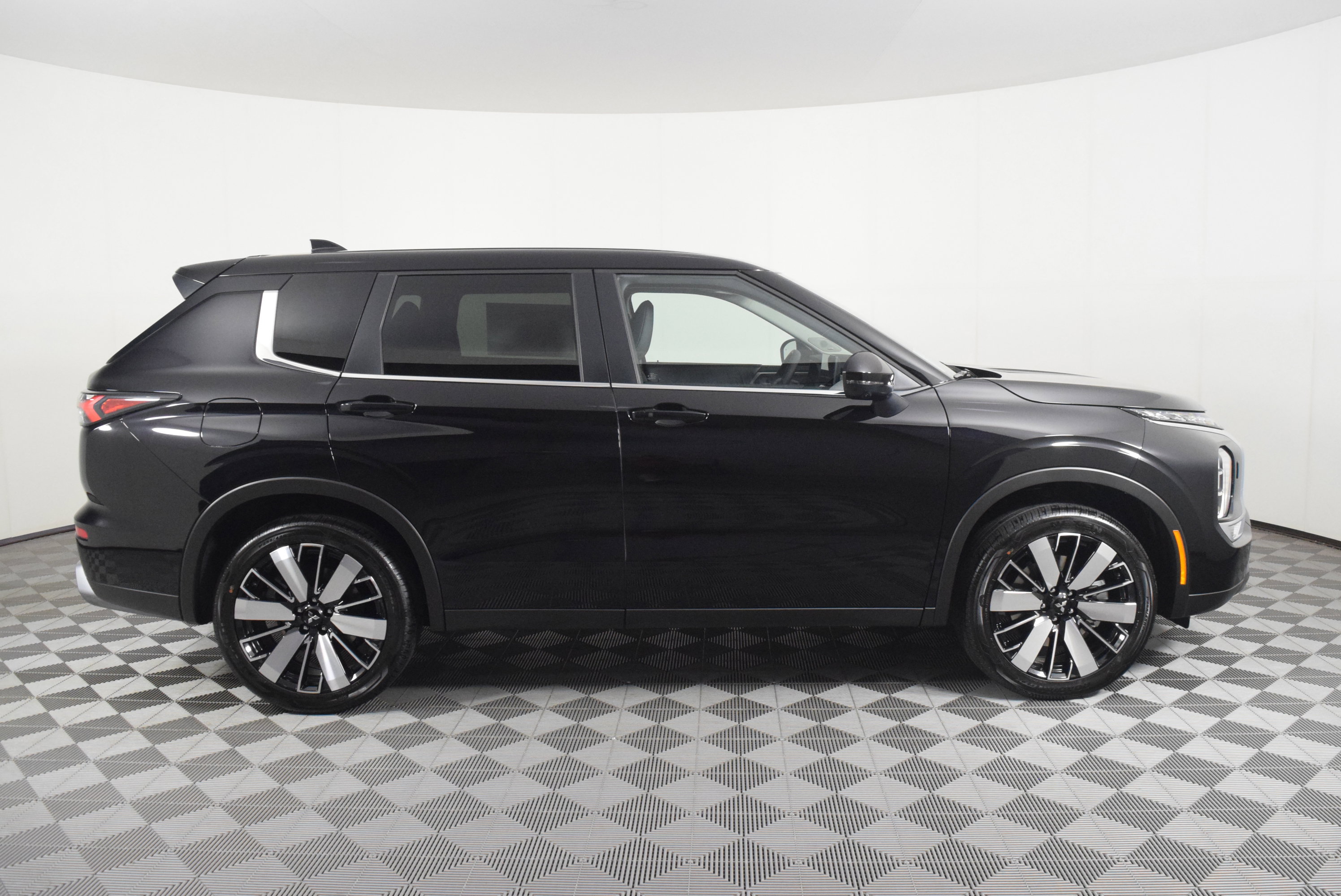 2025 Mitsubishi Outlander SE photo 4