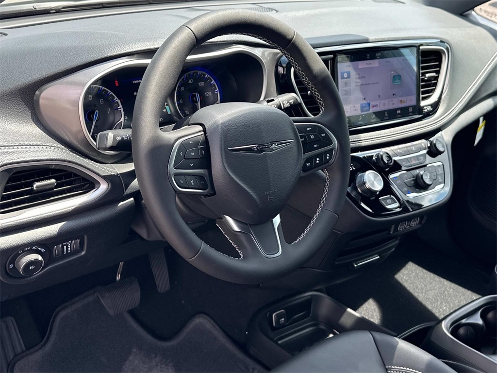 2025 Chrysler Pacifica photo 2
