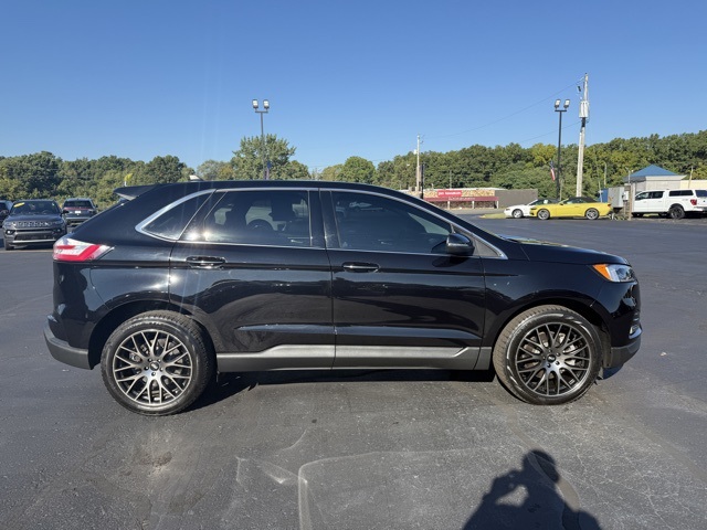 2024 Ford Edge Titanium photo 2