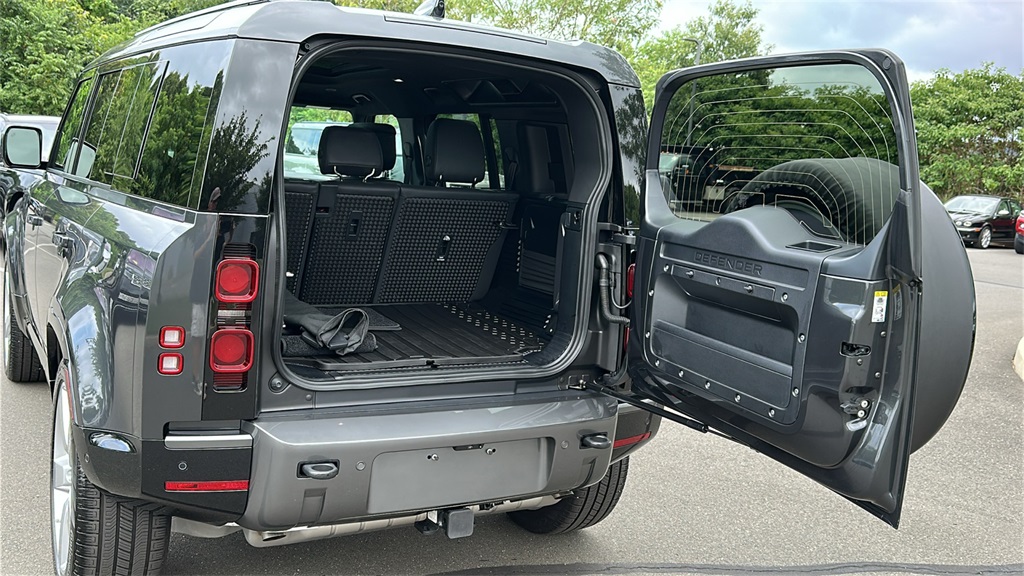 2025 Land Rover Defender 110 X-Dynamic SE photo 27