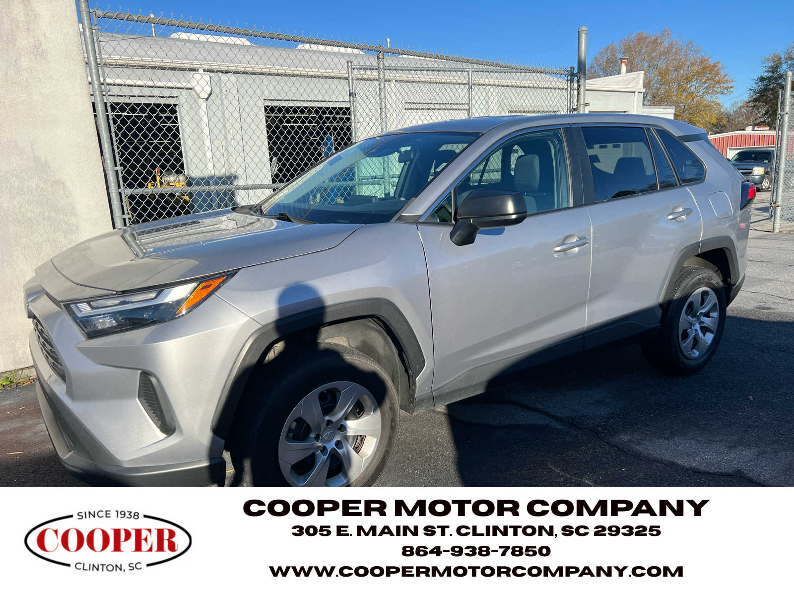 2023 Toyota RAV4 LE's photo