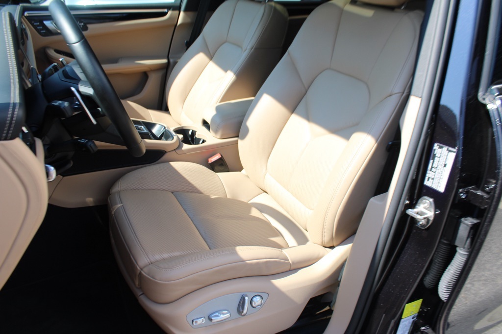 2025 Porsche Macan T photo 5