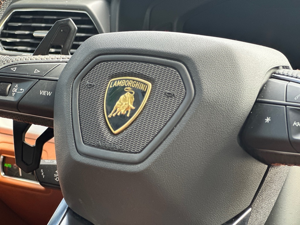 2019 Lamborghini Urus Base photo 30