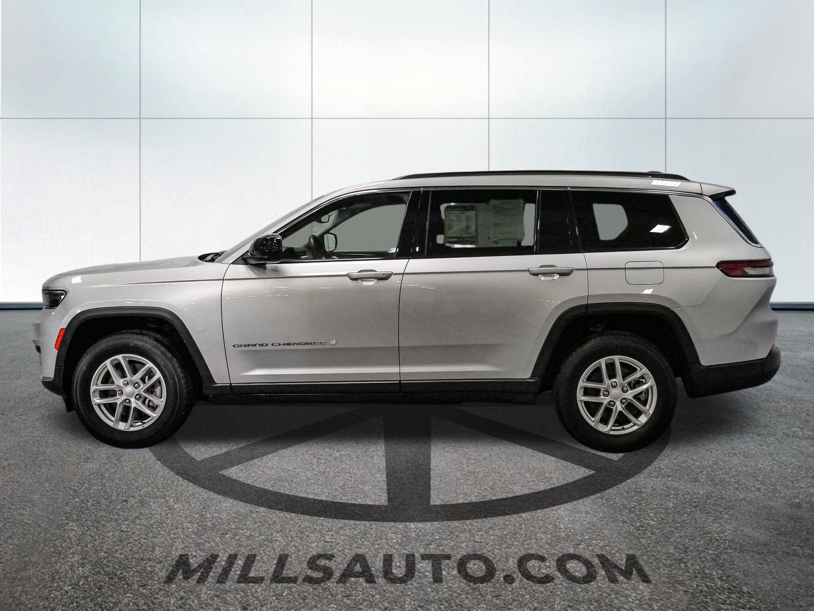 2023 Jeep Grand Cherokee Laredo Altitude photo 3