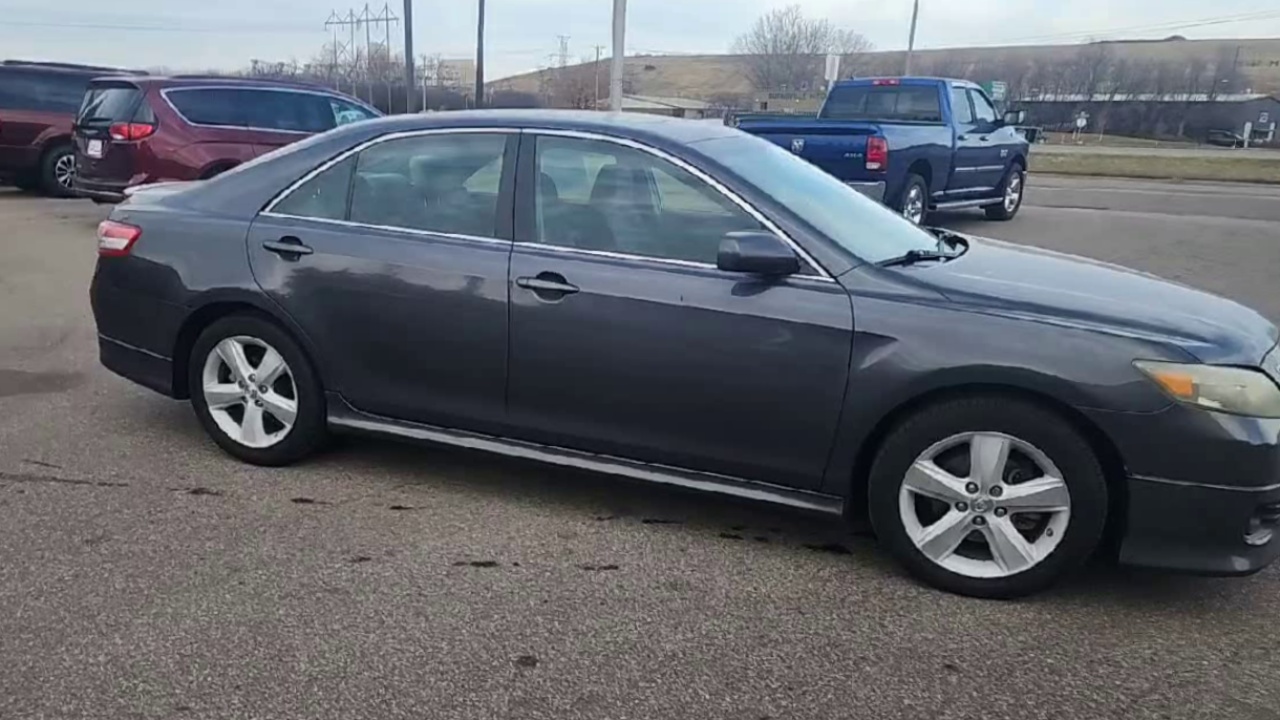 2010 Toyota Camry SE photo 4