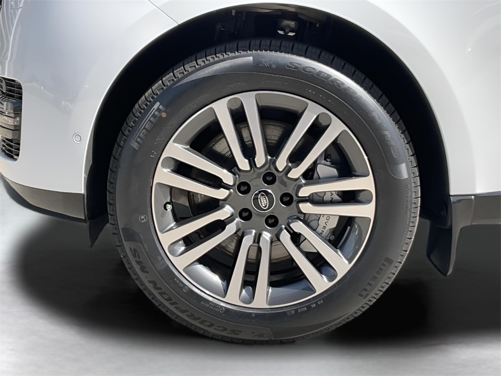 2025 Land Rover Range Rover SE photo 9