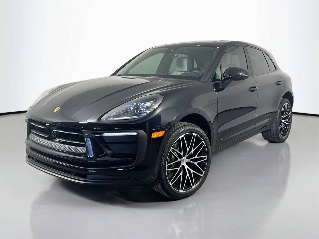 2025 Porsche Macan Base's photo