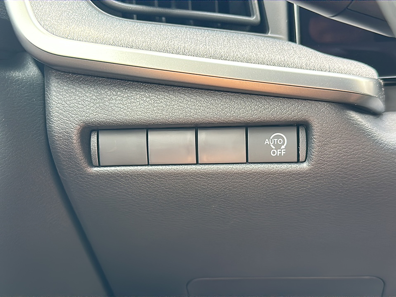 2025 Nissan Kicks SV photo 11
