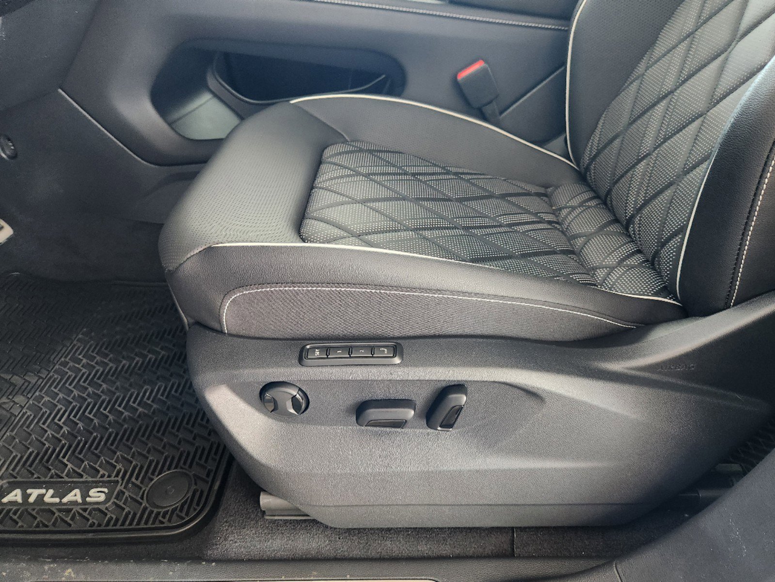 2025 Volkswagen Atlas SEL Premium R-Line photo 17