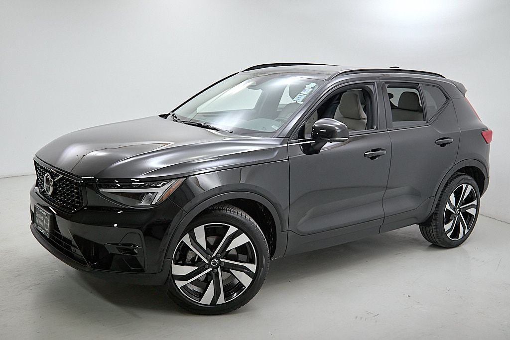 2023 VOLVO XC40 - Image 2