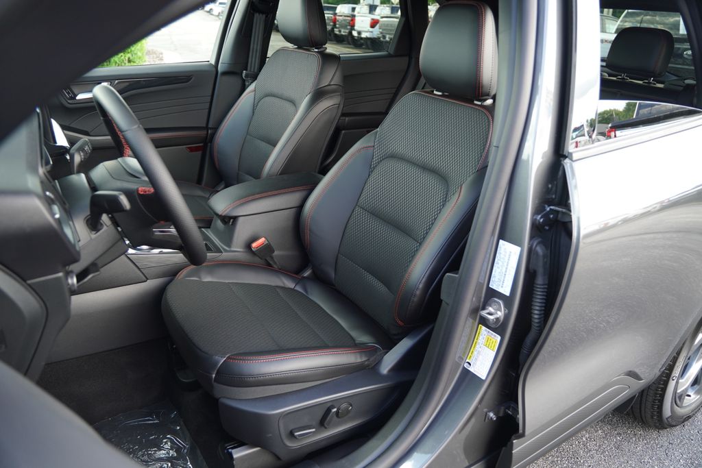 2025 Ford Escape ST-Line photo 7