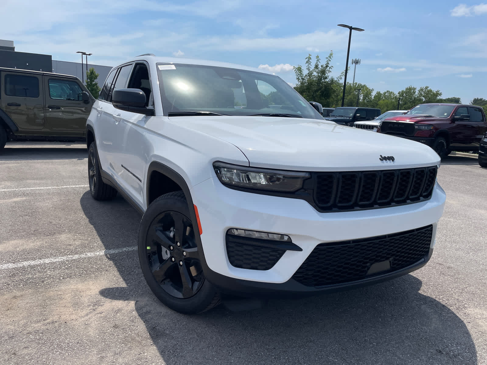 2025 Jeep Grand Cherokee Limited photo 2