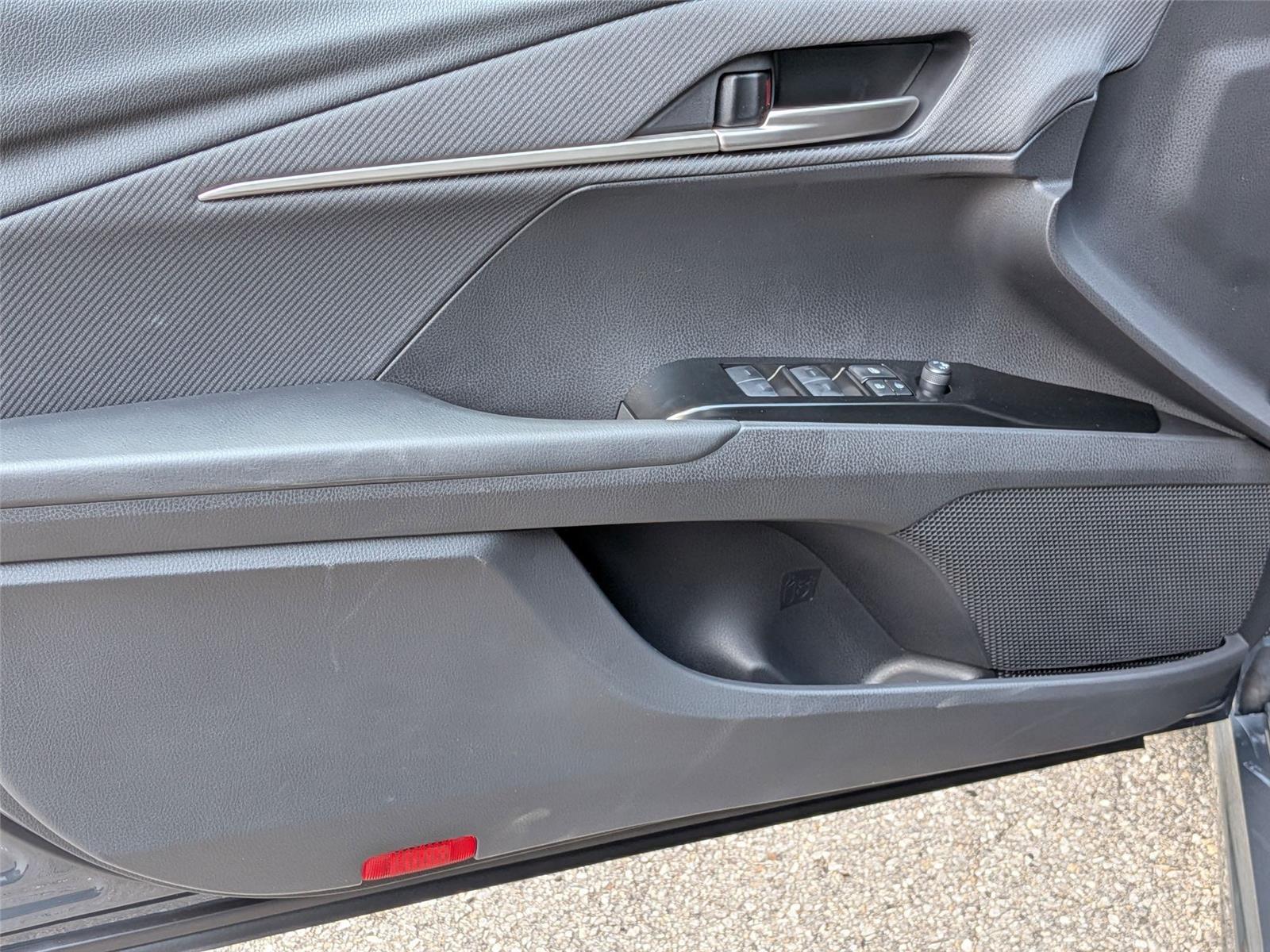 2025 Toyota Camry SE photo 11
