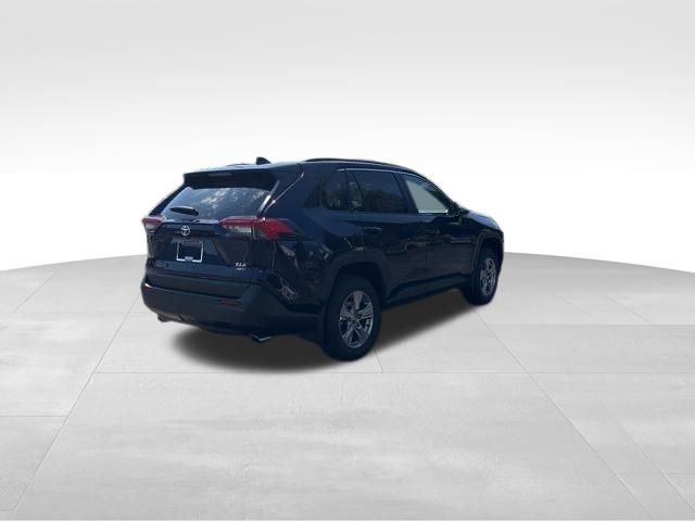 2025 Toyota RAV4 XLE photo 5