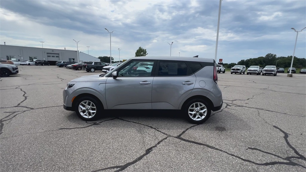 2023 Kia Soul LX photo 3