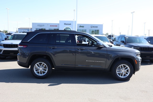 2025 Jeep Grand Cherokee Laredo X photo 2