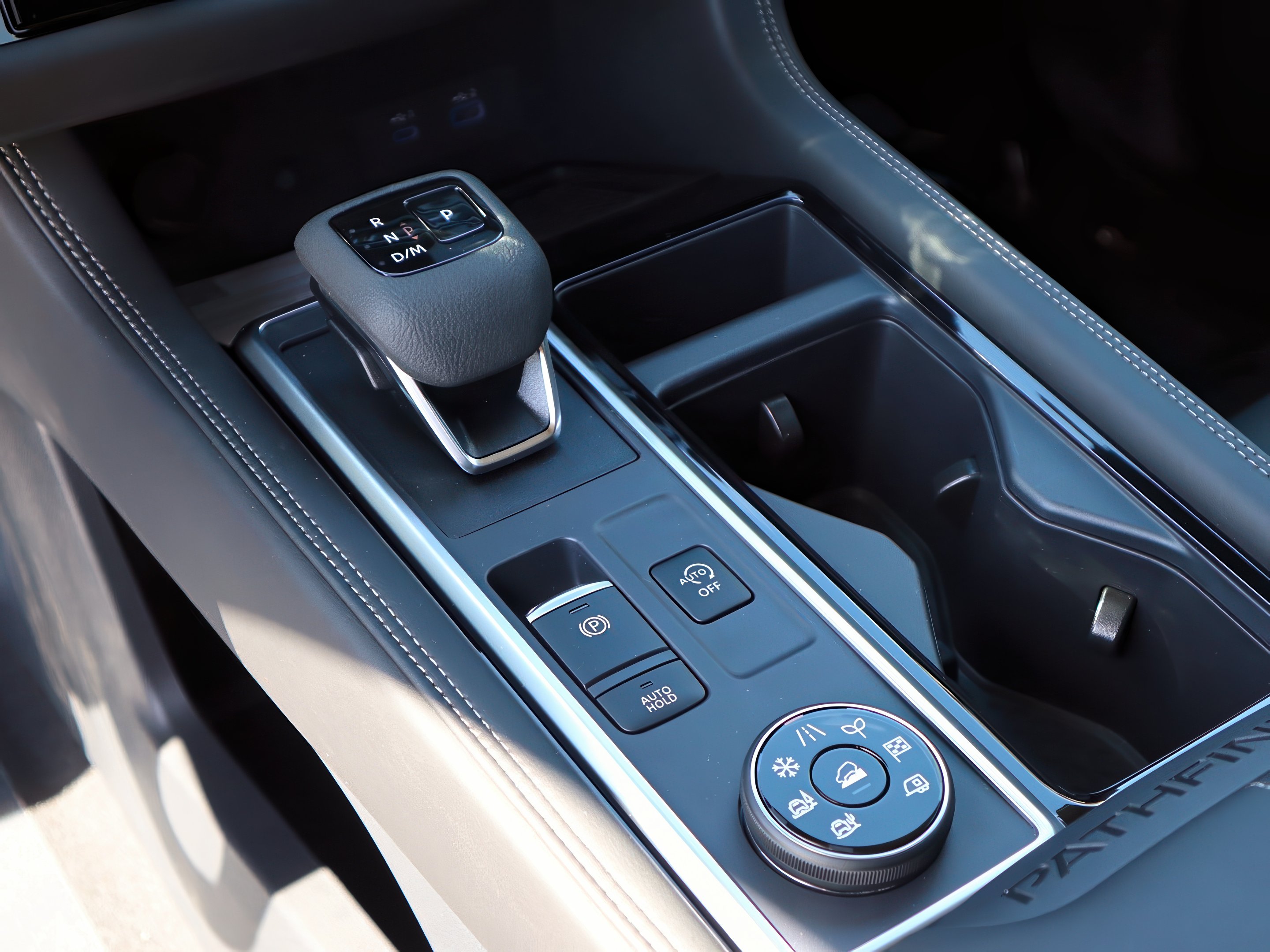 2025 Nissan Pathfinder Platinum photo 17