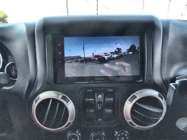 2017 Jeep Wrangler Unlimited Sahara photo 17