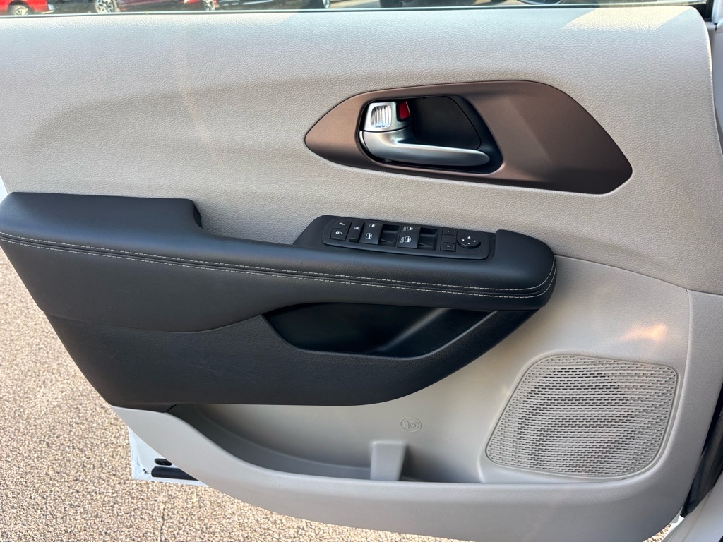 2023 Chrysler Voyager LX photo 5