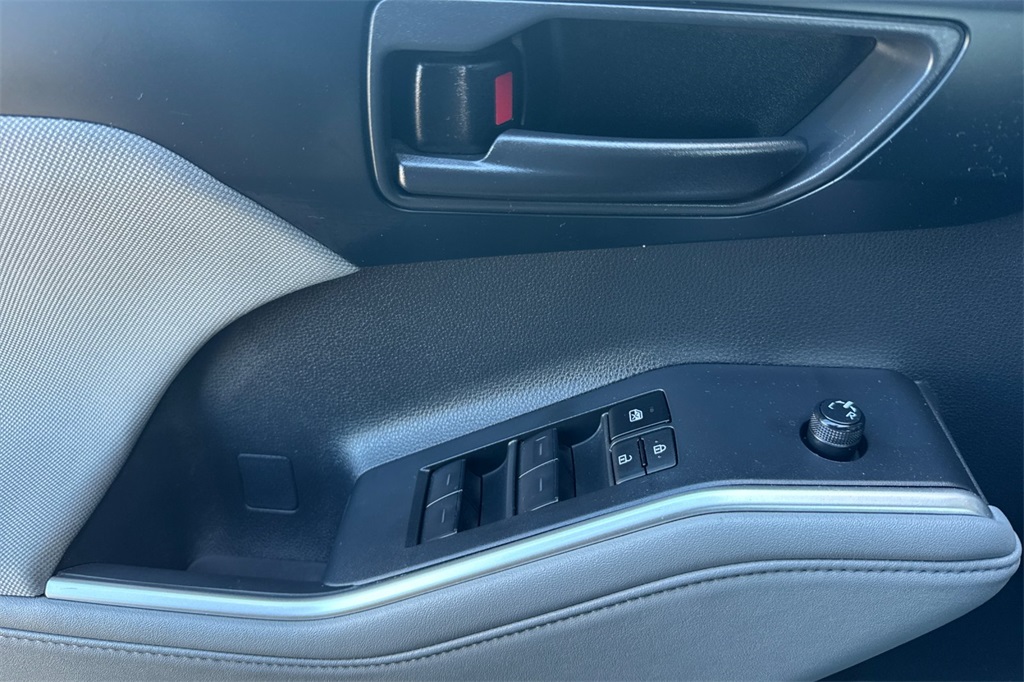 2024 Toyota Highlander LE photo 12