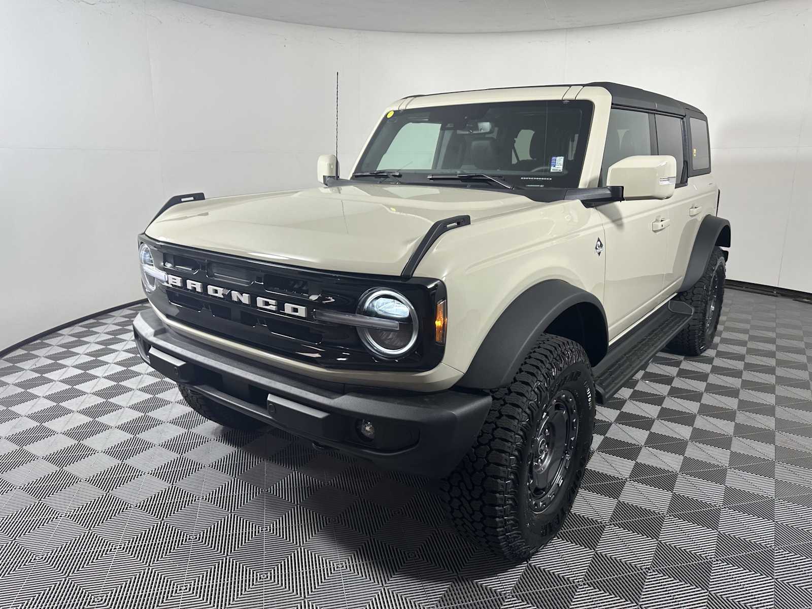 2025 Ford Bronco Outer Banks photo 3