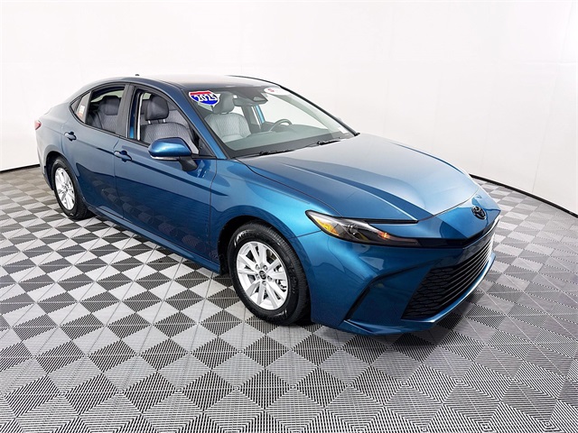 2025 Toyota Camry LE's photo