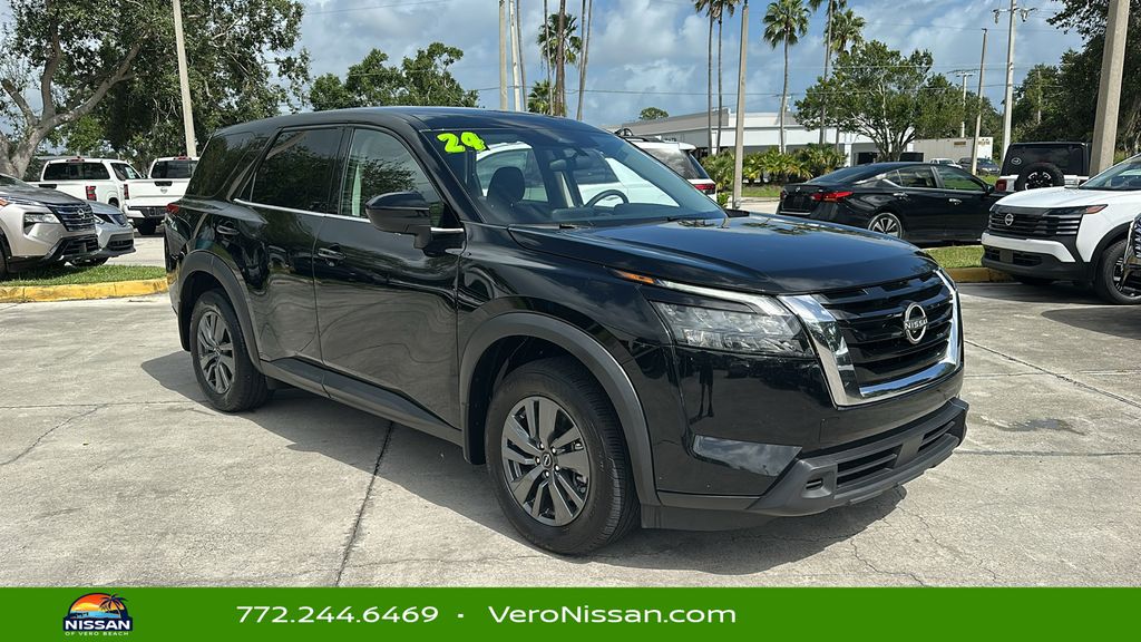 2024 Nissan Pathfinder S's photo