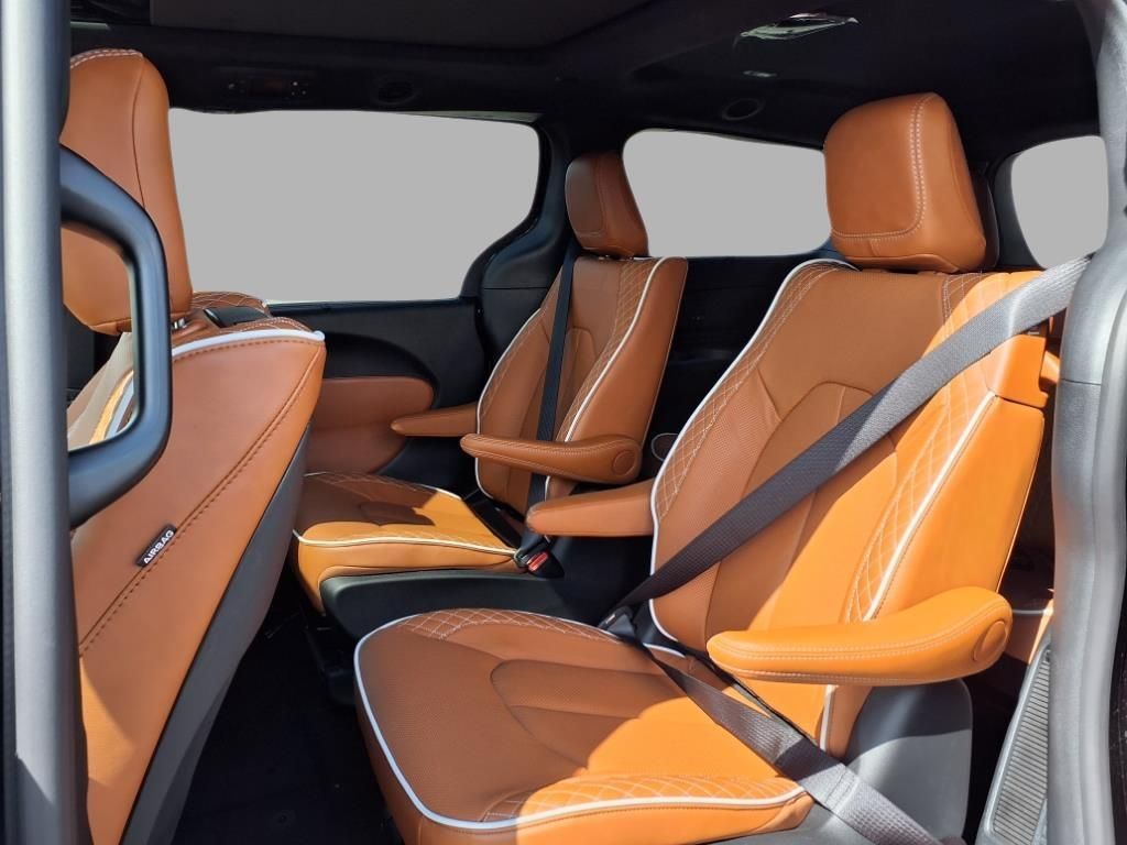 2026 Chrysler Pacifica Pinnacle photo 20