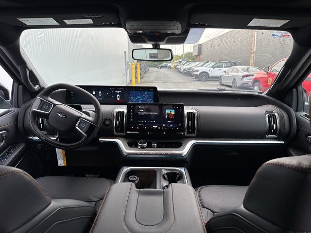 2025 Ford Expedition photo 3