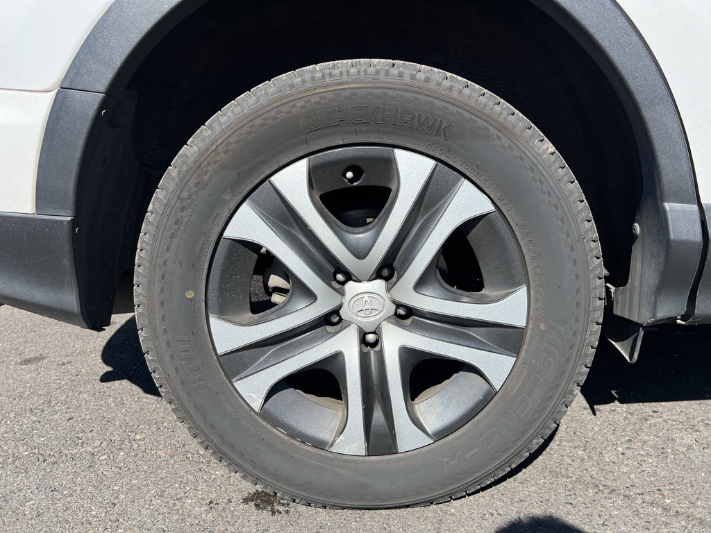 2016 Toyota RAV4 LE photo 7