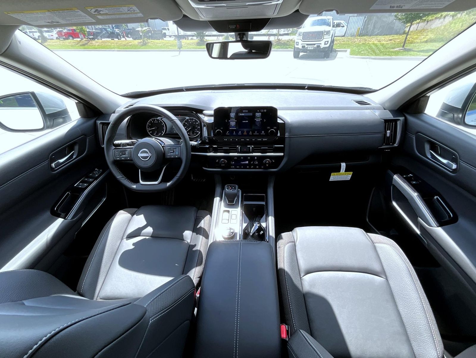 2025 Nissan Pathfinder SL photo 12