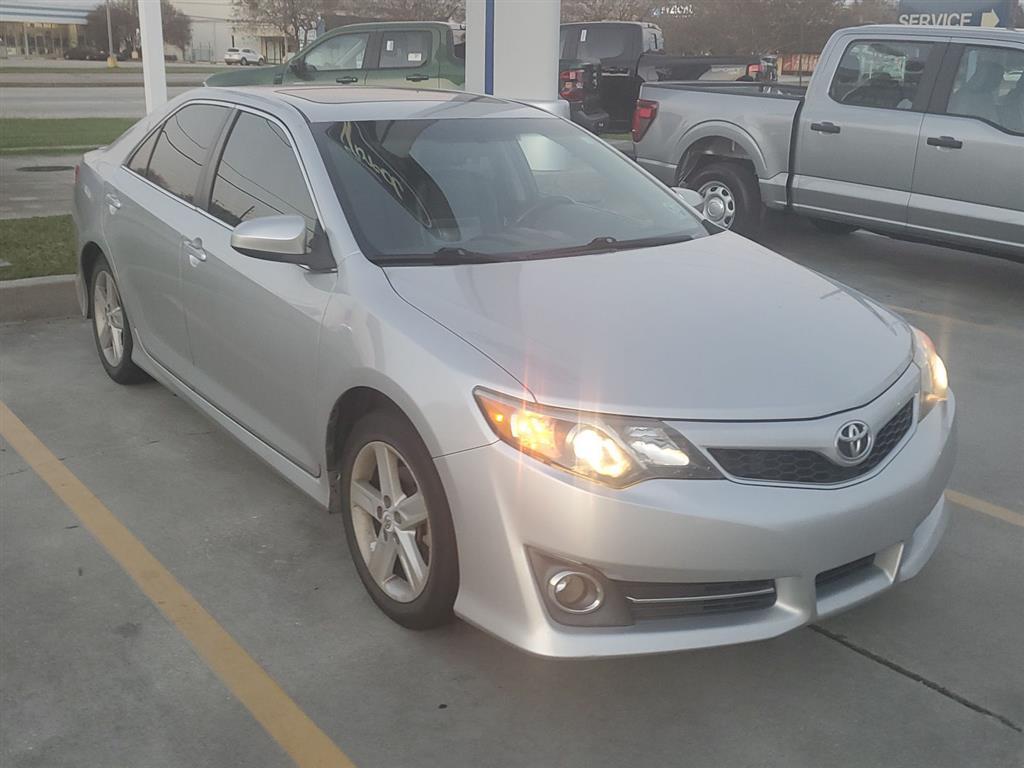 2012 Toyota Camry SE photo 2