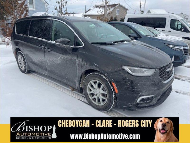 2023 Chrysler Pacifica Touring L's photo