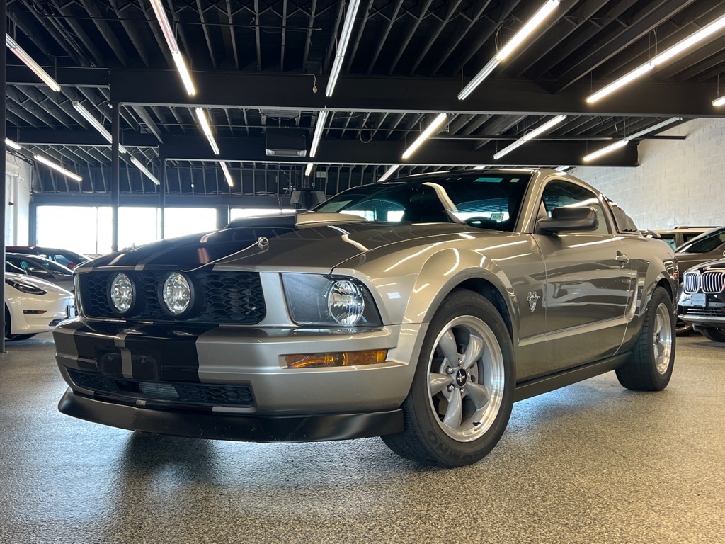 2009 Ford Mustang V6 Deluxe photo 3