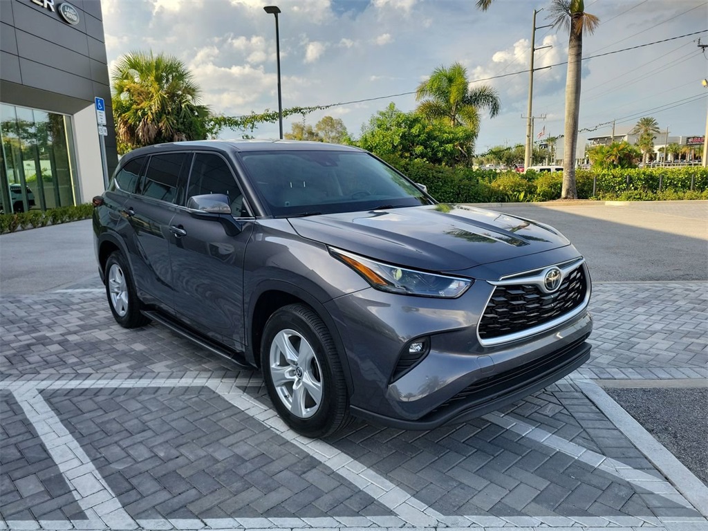 2022 Toyota Highlander LE photo 7