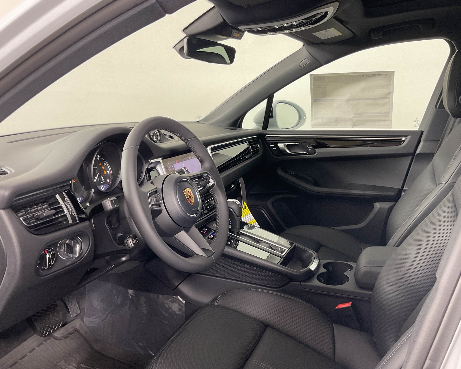 2025 Porsche Macan T photo 4