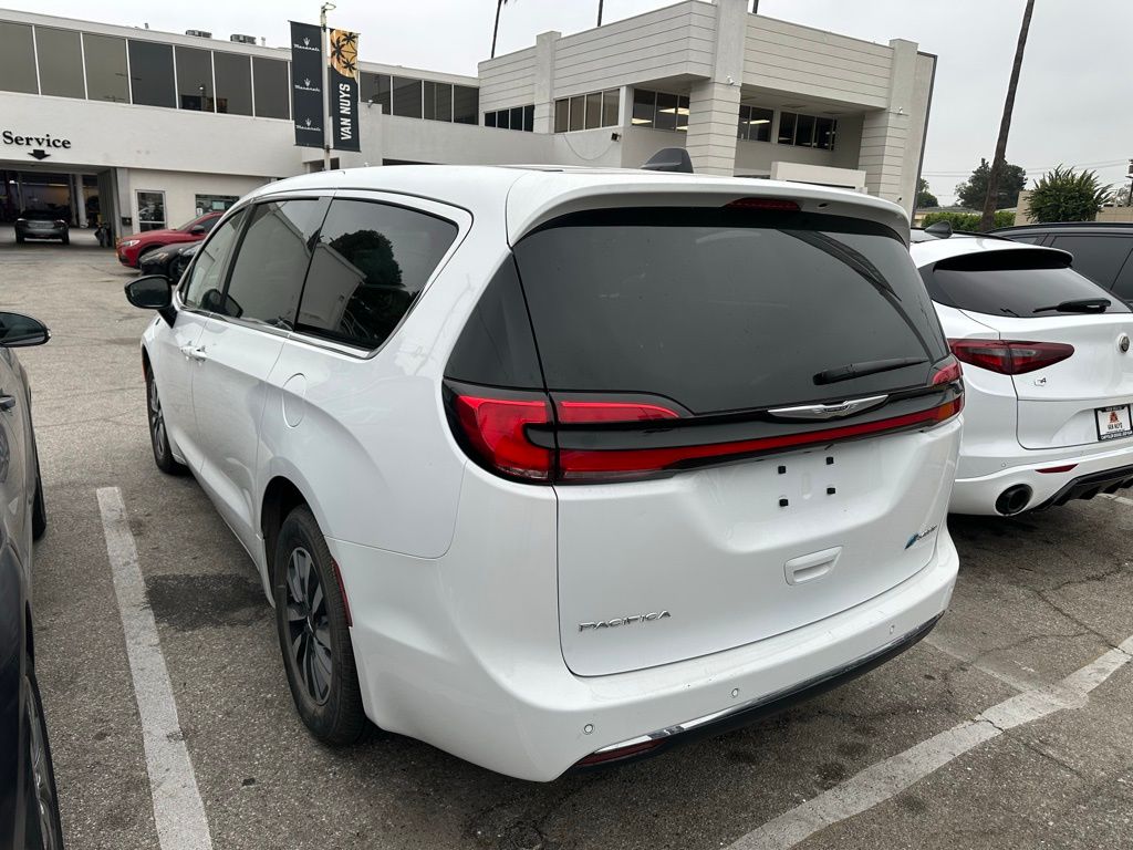2024 Chrysler Pacifica Hybrid photo 2