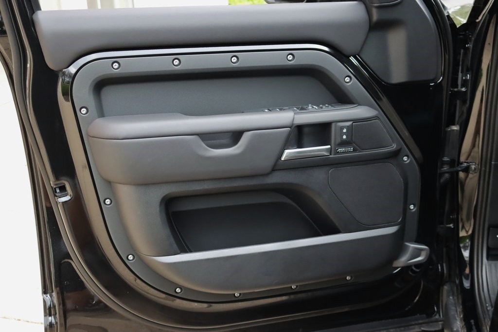 2025 Land Rover Defender 110 X-Dynamic SE photo 9
