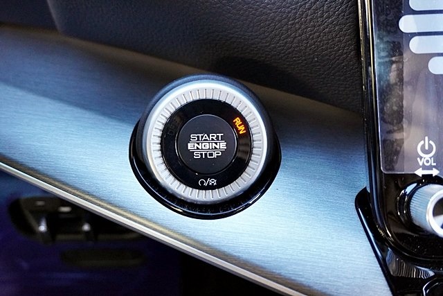 New 2025 Bright White Clear-Coat Exterior Paint Jeep Series II image 37